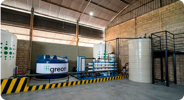 Área de processo com tanque azul Greon, equipamentos de filtração e tanques auxiliares.
